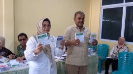 Bupati Karimun Aunur Rafiq bersama Istri menunjukkan surat suara sebekum pencoblosan. Foto: Rc/KepriHeadline.id