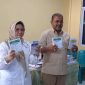 Bupati Karimun Aunur Rafiq bersama Istri menunjukkan surat suara sebekum pencoblosan. Foto: Rc/KepriHeadline.id