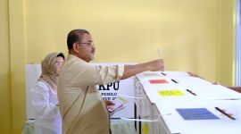 Bupati Karimun Aunur Rafiq didampingi Istri memasukkan surat suara ke kotak suara di TPS 016 Kelurahan Sei Lakam Barat. Foto: Rian/Humas Pemkab Karimun