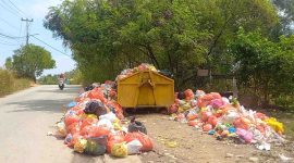 Kondisi kontainer sampah di sekitar Perumahan Gladiola 5 Kelurahan kapling. Tampak, sampah menumpuk hingga ke jalan. Foto: rc/kepriheadline.id 