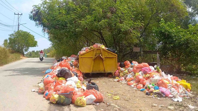 Kondisi kontainer sampah di sekitar Perumahan Gladiola 5 Kelurahan kapling. Tampak, sampah menumpuk hingga ke jalan. Foto: rc/kepriheadline.id 