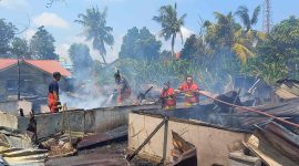 Petugas pemadam memadamkan sisa-sisa api yang membakar 4 rumah di Kelurahan Harjosari. Foto: Rc/kepriheadline.id