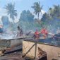 Petugas pemadam memadamkan sisa-sisa api yang membakar 4 rumah di Kelurahan Harjosari. Foto: Rc/kepriheadline.id