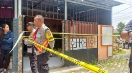 Polisi berjaga di Police Line lokasi ditemukan wanita yang tewas di perumahan Sinar Indah II Leho. Foto: rc/kepriheadline.id