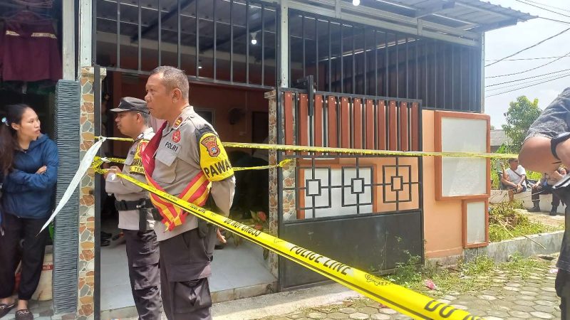 Polisi berjaga di Police Line lokasi ditemukan wanita yang tewas di perumahan Sinar Indah II Leho. Foto: rc/kepriheadline.id