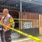 Polisi berjaga di Police Line lokasi ditemukan wanita yang tewas di perumahan Sinar Indah II Leho. Foto: rc/kepriheadline.id