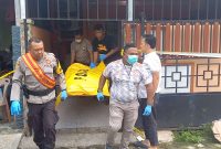 Polisi mengevakuasi jenazah Ha ke Ambulance untuk kemudian dibawa ke RSUD Muhammad Sani guna proses Autopsi. Foto: Rc/KepriHeadline.id 