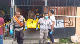 Polisi mengevakuasi jenazah Ha ke Ambulance untuk kemudian dibawa ke RSUD Muhammad Sani guna proses Autopsi. Foto: Rc/KepriHeadline.id 