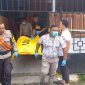 Polisi mengevakuasi jenazah Ha ke Ambulance untuk kemudian dibawa ke RSUD Muhammad Sani guna proses Autopsi. Foto: Rc/KepriHeadline.id 