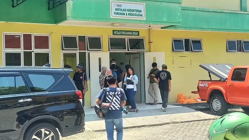 Suasana Kamar Jenazah RSUD Muhammad Sani, ketika berlangsungnya Autopsi terhadap HA. Foto: rc/kepriheadline.id 