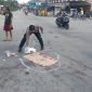 Personil Satlantas Polres Karimun melakukan olah TKP Kecelakaan di Simoang Empat Mutiara Kelurahan Sei Raya, Kecamatan Meral. Foto: Dokumen Polisi