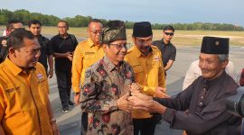 Tiba di Karimun, Capres Mahfud MD Disematkan Tanjak Khas Melayu. Foto: Rc/kepriheadline.id 