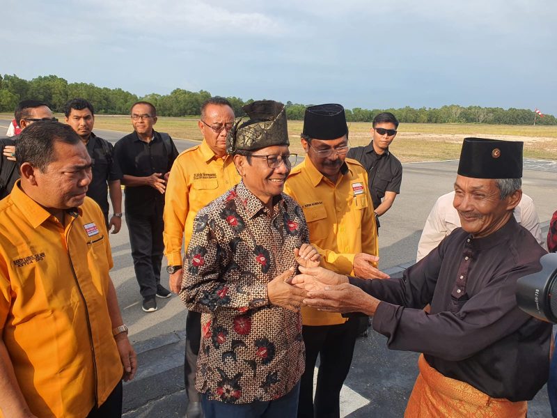 Tiba di Karimun, Capres Mahfud MD Disematkan Tanjak Khas Melayu. Foto: Rc/kepriheadline.id 