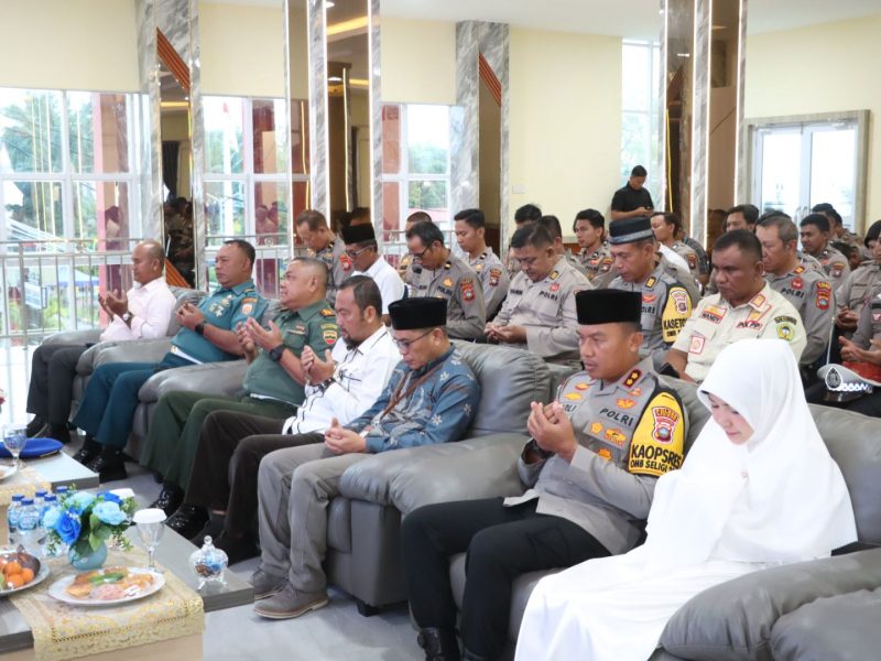 Kegiatan doa bersama bersama Lintas agama di Mapolres Karimun. Foto: Hm/KepriHeadline.id