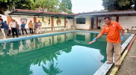Petugas Inafis Polres Karimun menunjukkan lokasi tempat tenggelamnya Mg (7). Foto: Dokumen Polisi. 