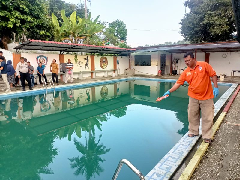 Petugas Inafis Polres Karimun menunjukkan lokasi tempat tenggelamnya Mg (7). Foto: Dokumen Polisi. 