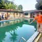 Petugas Inafis Polres Karimun menunjukkan lokasi tempat tenggelamnya Mg (7). Foto: Dokumen Polisi. 