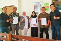 Pihak Keluarga menyerahkan kuasa penanganan hukum terhadap kematian Halimah ke DP Tim Hukum Agus Rosita. Foto: Istimewa