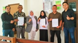 Pihak Keluarga menyerahkan kuasa penanganan hukum terhadap kematian Halimah ke DP Tim Hukum Agus Rosita. Foto: Istimewa