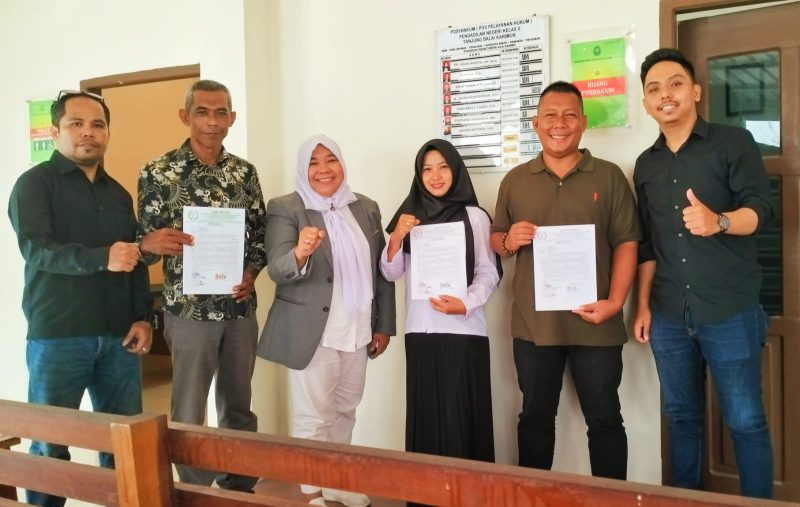 Pihak Keluarga menyerahkan kuasa penanganan hukum terhadap kematian Halimah ke DP Tim Hukum Agus Rosita. Foto: Istimewa