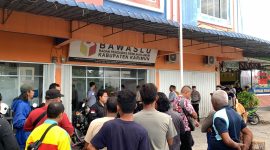 Suasana di Bawaslu Karimun ketika Caleg Nasdem Binner Manalu melaporkan dugaan kecurangan di Bawaslu Karimun. Foto: Cr1/KepriHeadline.id 