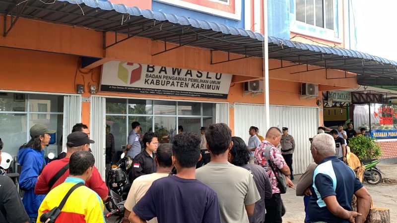 Suasana di Bawaslu Karimun ketika Caleg Nasdem Binner Manalu melaporkan dugaan kecurangan di Bawaslu Karimun. Foto: Cr1/KepriHeadline.id 