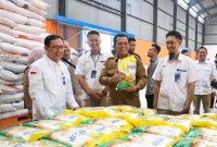 Gubernur Ansar saat berkunjung ke Gudang Bulog Batu Ampar Kota Batam. (Foto: Humas Pemprov Kepri)