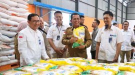 Gubernur Ansar saat berkunjung ke Gudang Bulog Batu Ampar Kota Batam. (Foto: Humas Pemprov Kepri)