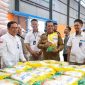 Gubernur Ansar saat berkunjung ke Gudang Bulog Batu Ampar Kota Batam. (Foto: Humas Pemprov Kepri)