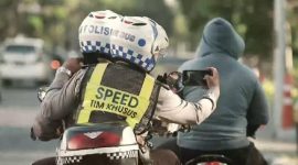Iilustrasi penggunaan Alat ETLE Mobile Hand Held oleh Petugas Kepolisian. Foto: Istimewa