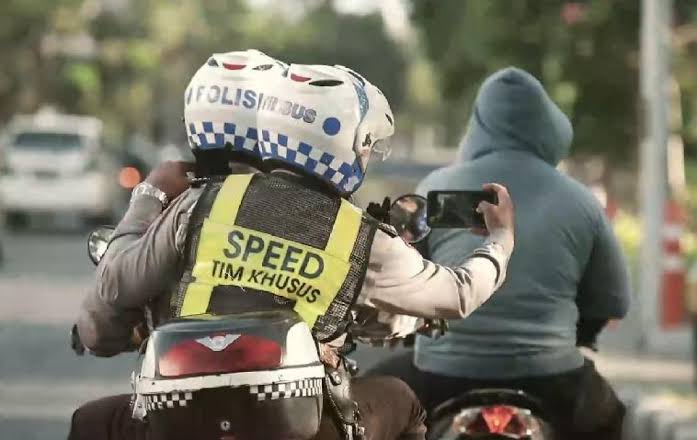 Iilustrasi penggunaan Alat ETLE Mobile Hand Held oleh Petugas Kepolisian. Foto: Istimewa