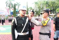 Kapolres Karimun AKBP Fadli Agus menyematkan tanda operasi ke Personil Keselamatan 2024. Foto: ricky/kepriheadline.id 