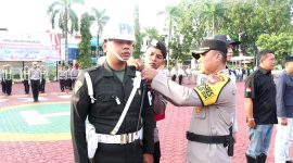 Kapolres Karimun AKBP Fadli Agus menyematkan tanda operasi ke Personil Keselamatan 2024. Foto: ricky/kepriheadline.id 