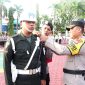 Kapolres Karimun AKBP Fadli Agus menyematkan tanda operasi ke Personil Keselamatan 2024. Foto: ricky/kepriheadline.id 