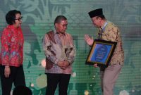 Wakil Bupati Karimun Anwar Hasyim menerima sertifikat adipura dari KLHK. (Foto: Prokopim Karimun)