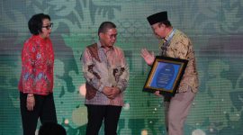 Wakil Bupati Karimun Anwar Hasyim menerima sertifikat adipura dari KLHK. (Foto: Prokopim Karimun)