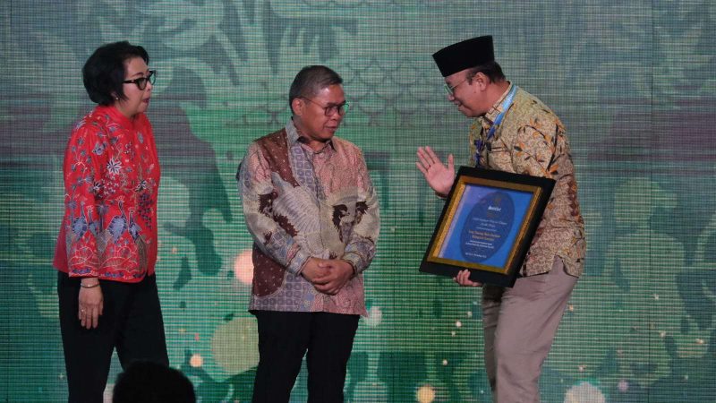 Wakil Bupati Karimun Anwar Hasyim menerima sertifikat adipura dari KLHK. (Foto: Prokopim Karimun)