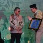 Wakil Bupati Karimun Anwar Hasyim menerima sertifikat adipura dari KLHK. (Foto: Prokopim Karimun)