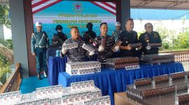 Danlanal Karimun Letkol Laut (P) Anro Casanova pimpin press rilis pengungkapan penyeludupan rokok ilegal. Foto; Rc/KepriHeadline.id