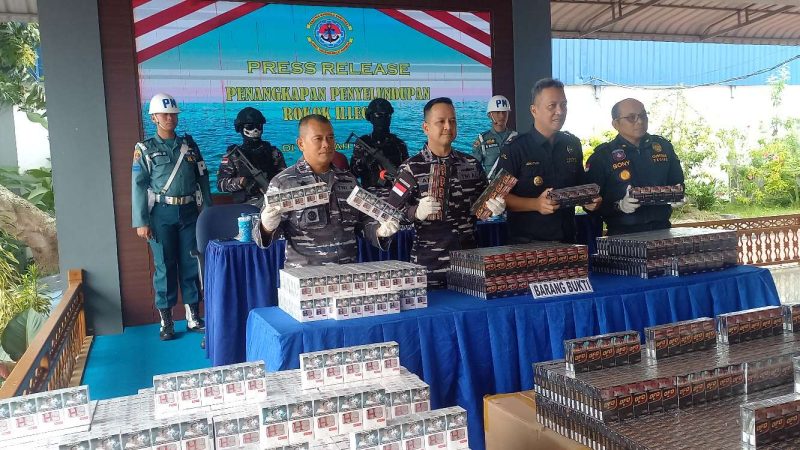 Danlanal Karimun Letkol Laut (P) Anro Casanova pimpin press rilis pengungkapan penyeludupan rokok ilegal. Foto; Rc/KepriHeadline.id