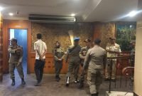 Petugas Satpol PP telusuri THM Satria, Senin, 11 Maret 2024. (Foto: Ricky/KepriHeadline.id)