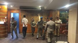 Petugas Satpol PP telusuri THM Satria, Senin, 11 Maret 2024. (Foto: Ricky/KepriHeadline.id)