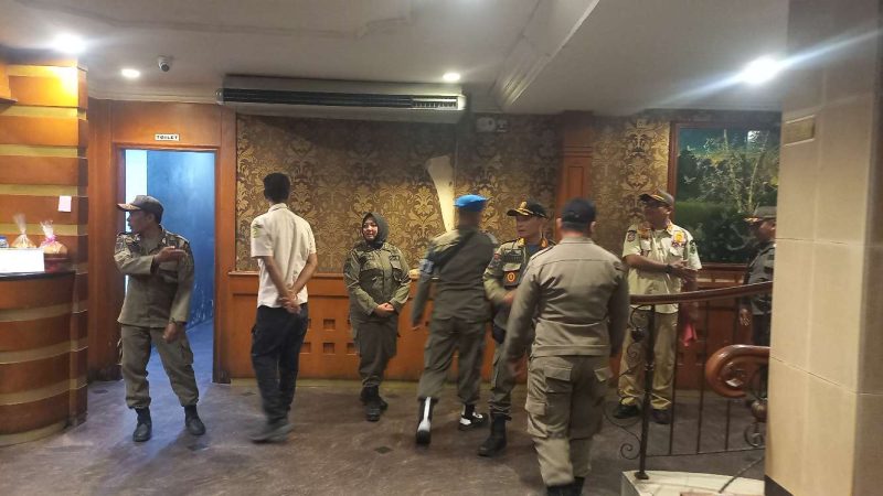Petugas Satpol PP telusuri THM Satria, Senin, 11 Maret 2024. (Foto: Ricky/KepriHeadline.id)