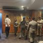 Petugas Satpol PP telusuri THM Satria, Senin, 11 Maret 2024. (Foto: Ricky/KepriHeadline.id)