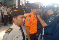 Plh Kepala KSOP Karimun Capt Supendi menyematkan pita tanda operasi kepada perwakilan petugas. (FOTO: Rc/KepriHeadline.id)