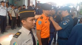 Plh Kepala KSOP Karimun Capt Supendi menyematkan pita tanda operasi kepada perwakilan petugas. (FOTO: Rc/KepriHeadline.id)