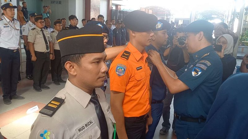 Plh Kepala KSOP Karimun Capt Supendi menyematkan pita tanda operasi kepada perwakilan petugas. (FOTO: Rc/KepriHeadline.id)