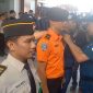 Plh Kepala KSOP Karimun Capt Supendi menyematkan pita tanda operasi kepada perwakilan petugas. (FOTO: Rc/KepriHeadline.id)
