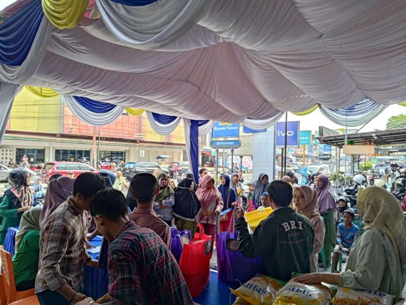 Pimpinan Cabang BRI Karimun Yosi William Kore dalam kegiatan berbagi berkah BRI Karimun, Rabu, 27 Maret 2024. (FOTO: rc/KepriHedline.id)
