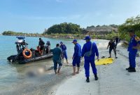Polisi mengevakuasi mayat laki-laki yang ditemukan mengapung di Perairan Takong Hiu. (Foto: Istimewa)